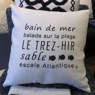 Pillow square. BALADE A LE TREZ-HIR